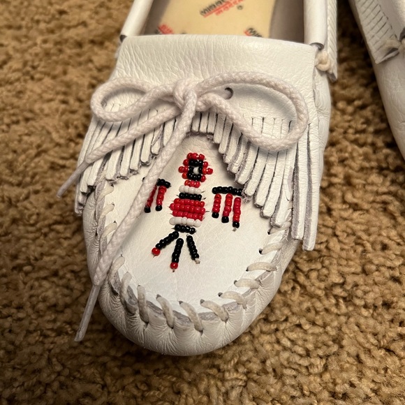 Minnetonka Moccasins - 7.5 - Picture 4 of 5
